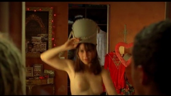 「ジュ・エメ・トレ・ボークー」という映画で可愛い女優「レオポルディーヌ・セール」がおっぱいぼよんぼよんｗｗｗの画像