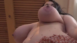 爆乳過ぎるお姉さんがおっぱいを見せたくておっぱいを見せながら掃除してしまうｗｗｗの画像