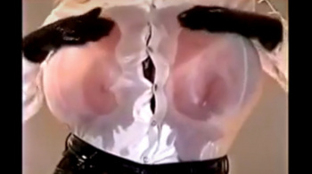 ヤバい爆乳のお姉さんの服を濡らしたらスケスケだったｗｗｗの画像