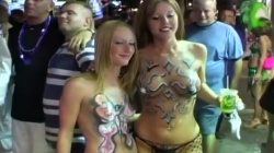 海外の夜のお祭りでボディペイントをしたりおっぱいを見せる女達でヌケるｗｗｗの画像