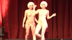 海外の有名なショーパブ「バーレスク」がほぼストリップｗｗｗの画像