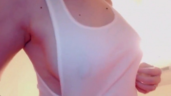 ノーブラで下着姿の女性が横からおっぱいを見せるからヌケるｗｗｗの画像
