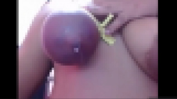 爆乳の女性が自分のおっぱいを縛って母乳を絞り出す・・・ド変態だねｗｗｗの画像
