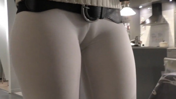 マン筋がくっきり見えるタイツを履いている女性を撮影中ｗｗｗの画像