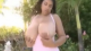 爆乳女性が街中でおっぱいを見せまくっていてムラムラするぅｗｗｗの画像
