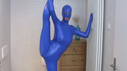 エロいかどうかわからんがブルーのボンテージ女が現れたｗｗｗの画像