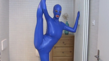 エロいかどうかわからんがブルーのボンテージ女が現れたｗｗｗの画像