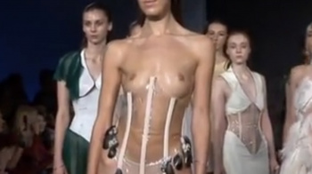 実はファッションショーってモデルのおっぱいを見放題なのをご存知ですかｗｗｗの画像
