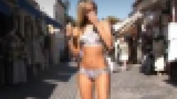 ボディペイントのみで街中を歩き回るから撮影されまくっている美女がコチラｗｗｗの画像