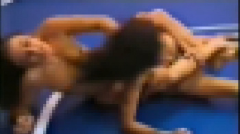 リングの上で繰り広げられるトップレスの闘いがエロ過ぎますｗｗｗの画像