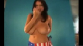 アメリカ国旗のビキニを着ている女性のおっぱいはアメリカンでしたｗｗｗの画像