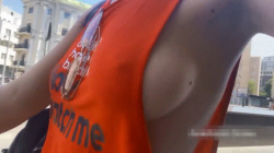 巨乳の女性がノーブラタンクトップで街中を歩いているのはこんなにエロいんだねｗｗｗの画像