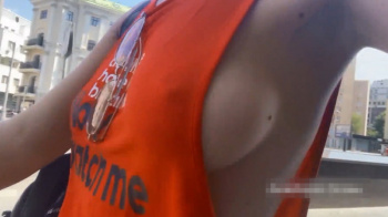 巨乳の女性がノーブラタンクトップで街中を歩いているのはこんなにエロいんだねｗｗｗの画像