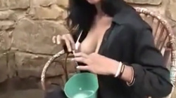 熟女が自分のおっぱいから母乳を搾乳しているからご覧下さいｗｗｗの画像