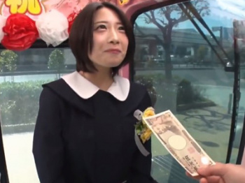 卒業直後の女子校生をナンパ→大人チンポでぶっかけパコ！の画像