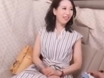 アンケートのはずがなし崩し的に中出しセックスさせられちゃった素人妻の画像