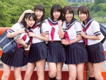 バイト中のJKたちに痴女られてハーレム乱交の画像