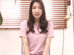 「あなた本当にゴメンなさい‥」素人妻が初めてのAVで他人棒にむしゃぶりつく！の画像