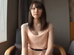 素人の清楚系美女が敏感なマンコを容赦なく突き込まれて何度も簡単アクメの画像