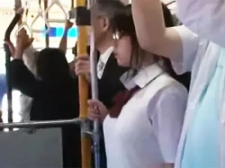 地味メガネJKが通学バスでの痴漢レ●プによって2穴同時に姦通されてしまう衝撃映像の画像