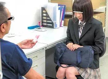 万引きひよこJK×脅迫強姦｜親にバレないで欲しい少女は。中年キモ店員たちに輪姦されても抵抗できない｜枢木あおい 雛菊つばの画像