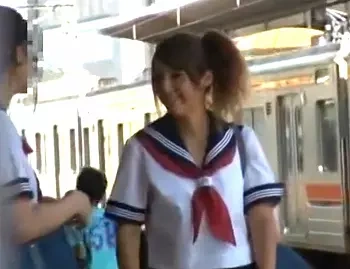 セーラー服ハーフJK×通学電車痴漢｜車内でセクハラされる美女。犯行はエスカレートして肉棒まで挿入されて・・・の画像