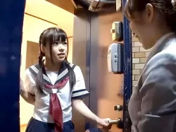 ☆ペニバン凌辱☆ドSな家庭教師が教え子の清楚なスレンダーJKにセクハラ！イタズラに”寸止め”…レズレイプ！《大量潮吹き》の画像