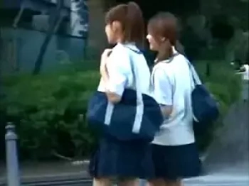 バスでOLが痴漢されてるの目撃した制服JKが次に狙われる！ポニテ美少女が友達の前で手マンされイラマチオ口内射精される！の画像