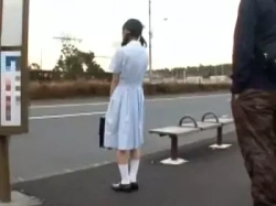 お嬢様学校の清楚な黒髪女子校生を鬼畜痴漢魔がバスで襲う…マ〇コを玩具と手マンで失禁&失神させ無理やり肉棒ハメ制服奪い逃走の画像