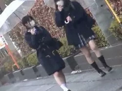 【電車痴漢】お下げ髪の黒髪女子●生がターゲット！！誰も助けてくれない車内でウブオマ●コにぶち込まれレイプされる地獄！！の画像