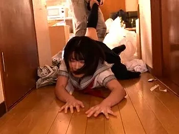 【JKレイプ】隣人のゴミ部屋に監禁されるロリ可愛い制服美少女…中出しレイプ＆電マ責めの鬼畜な辱め拘束調教で大量潮吹き失禁の画像