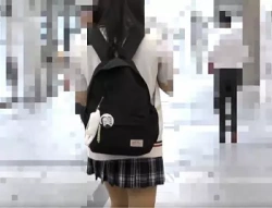 通学ひよこJK×ストーキング強姦×逆さ盗撮｜女子学生を、車内で痴漢。Tバックをずらして、直接まんこに指を挿入してくちゅくの画像