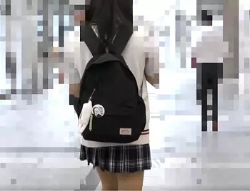 通学ひよこJK×ストーキング強姦×逆さ盗撮｜女子学生を、車内で痴漢。Tバックをずらして、直接まんこに指を挿入してくちゅくの画像