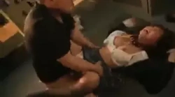 【制服JK×輪姦】二階堂夢がガテン系オヤジたちに拉致監禁されて制服のまま激しく犯され潮を吹くの画像