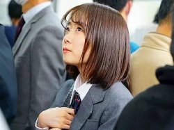 ＜電車痴漢＞学校帰りのロリ巨乳JKに近づく強姦魔！恐怖に震える制服着衣のエロ美少女を乳揉み凌辱で巨根突き刺し駅弁レイプ！の画像