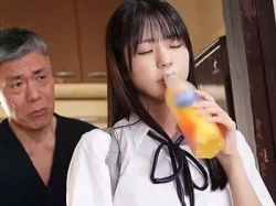 【連れ子JKレイプ】反抗期でロリ可愛い制服美少女に媚薬盛る変態な絶倫義父…ガンギマリ近親相姦でエロ女子校生を近親相姦の画像