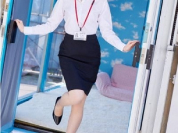 素人男性がMM号に体験乗車できちゃうエロ企画！細身なSOD女子社員を口説き落として素股してもらい膣内射精セックス！の画像