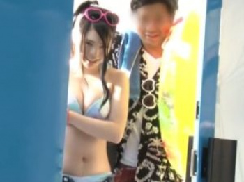 大学生カップルナンパ！自慢の彼女がオイルマッサージで膣内射精NTR！ビキニのデカパイ娘がマジックミラー越しの彼を気にしながら浮気しちゃう！の画像