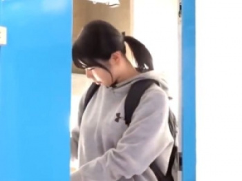 運動部のポニテJDに童貞君のオナサポしてもらう！優しい素人JDの目の前でシコってセンズリ見せつけたら筆おろしして膣内射精させてくれる！の画像