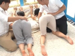 【MM号】三十路熟女たちの着衣越しの股間に電マを押し当てる！リンパマッサージでお股が濡れてマキシワンピに恥ずかしいお漏らし染みができる！の画像