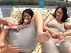 【MM号】マキシワンピの人妻たちの服越しの股間に電マを押し当てる!リンパマッサージで濡れて恥ずかしいお漏らし染みができる!の画像
