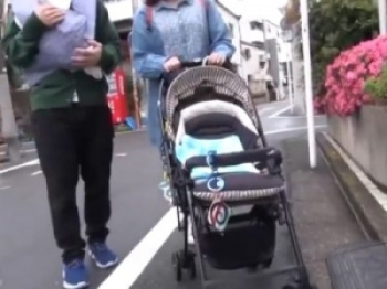 【人妻ナンパ】夫婦の子持ちママを口説いてデカチン男の性の悩み相談！マジックミラー越しの旦那を気にしながら不倫寝取られ！の画像