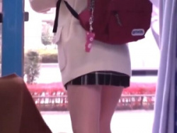 【MM号】ミニスカRR女子校生が彼氏のペニス当てゲームでNTR?!外したら可愛い彼女がマジックミラー越しの彼の目の前でSEX!の画像