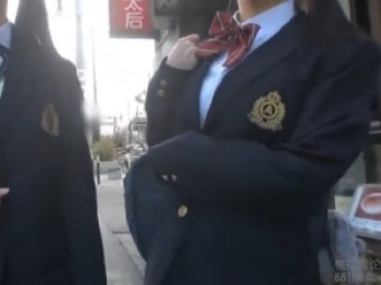 ウブな女子校生たちを下着モニターと称してナンパ連れ込み 敏感お乳揉み揉み 胸をマッサージ！友達の目の前で感じさせ4P乱交。の画像