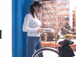 「もう無理！イクゥー！」人妻がアクメ自転車でイキ我慢ゲーム！連続絶頂してズボンに染みができ大量お漏らし！デカ尻熟女が不倫SEX！の画像