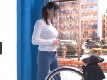 「もう無理！イクゥー！」人妻がアクメ自転車でイキ我慢ゲーム！連続絶頂してズボンに染みができ大量お漏らし！デカ尻熟女が不倫SEX！の画像