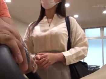 【人妻ナンパ】仲良し夫婦の子持ちママを口説きデカマラ男のお悩み相談！三十路人妻がすぐ近くにいる夫を気にしながら不倫膣内射精ねとられ！の画像