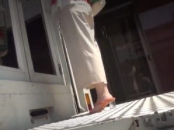 【MM号】「主婦モデルになってくれませんか？」ムチムチデカパイ人妻を騙してナンパ連れ込み！はみ出す極小ビキニで不倫セックス。の画像