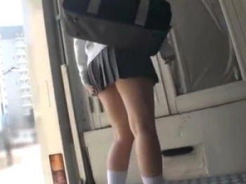 激カワ娘女子校生が下着モニターと騙されてお乳マッサージ！敏感な胸を揉みほぐされて感じるかわいい素人娘に挿入ガン突きしまくる！の画像