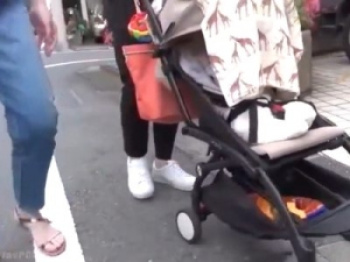 【MM号】仲良し夫婦ナンパ！子連れママがデカマラ男の性の悩みを解消！ミラー越しの旦那を気にしながら欲求不満マ〇コに他人棒を…。の画像